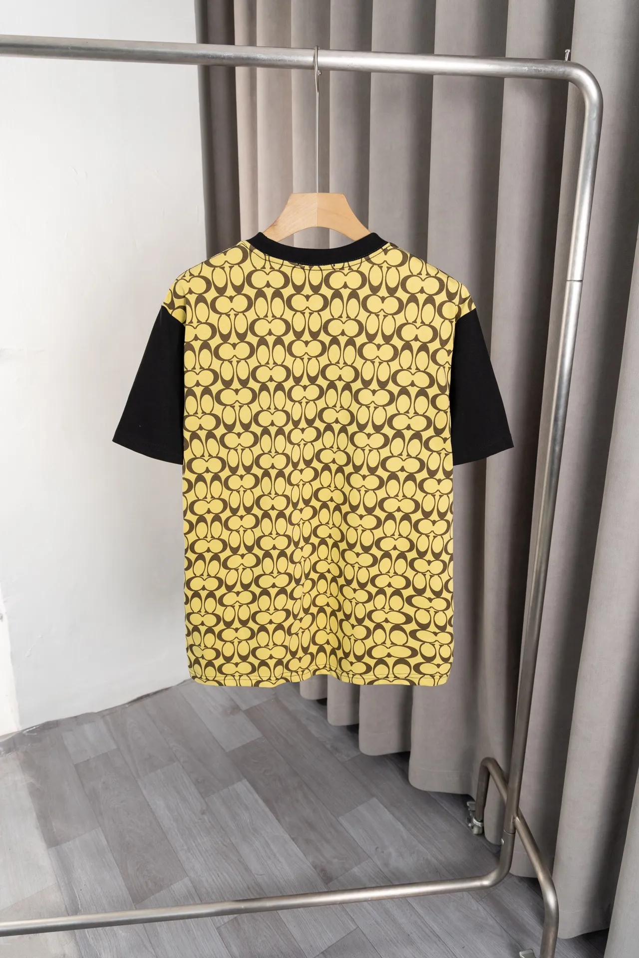 X 024 COACH𦸅Chi 25ss New Arrival T-shirt, Classic Presbyopia Series splicing style + brand logo embroidery technology, highly customized. Double gauze pure cotton fabric, soft fabric, fashionable Versatile, Same Style for men and women. Color: Yellow, Black, Size: S～XXL.